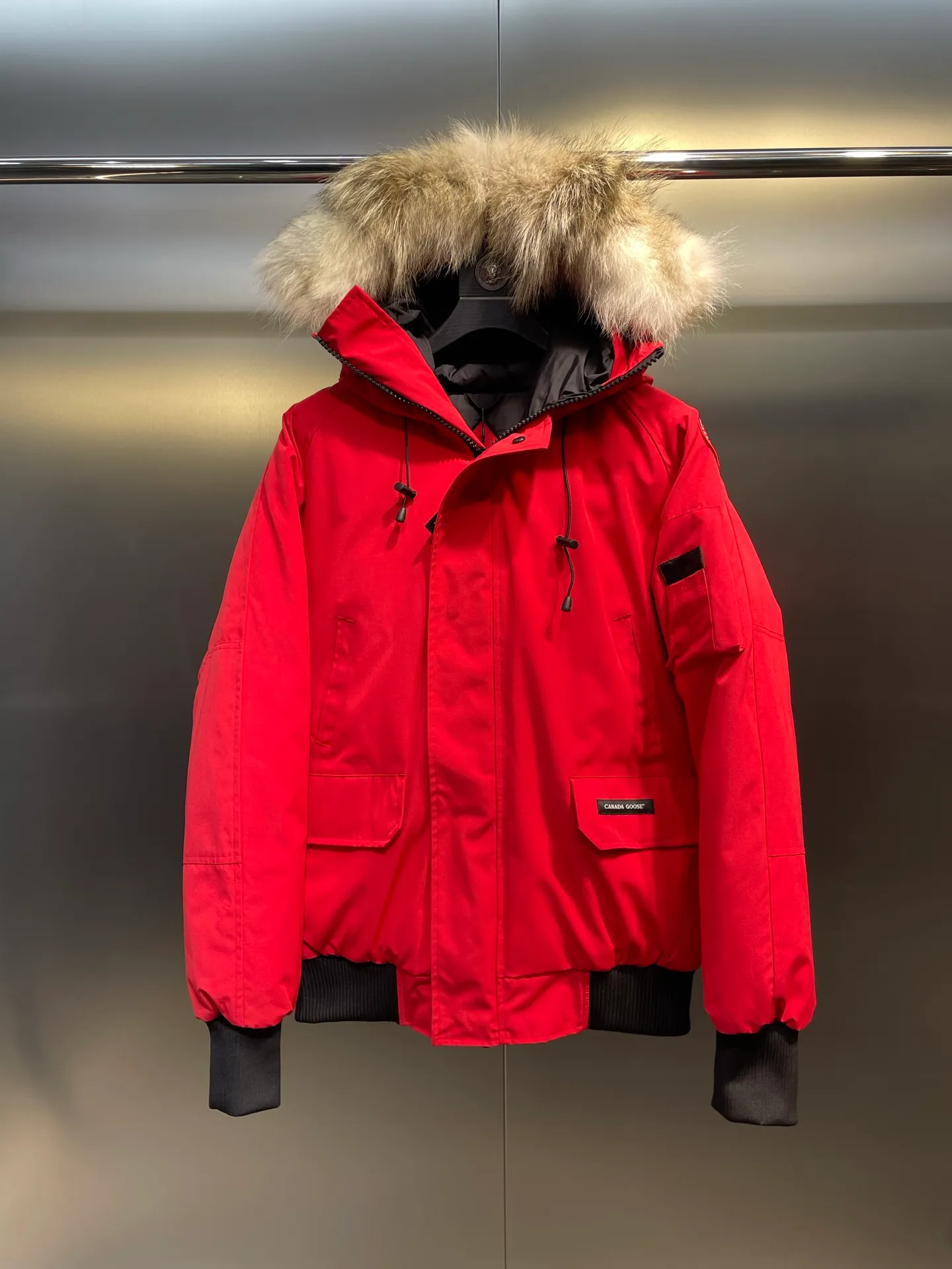 P760 high-end version Canada Goose Canada Goose #Chilliwack 7999M bomber jacket short down jacket/01 model #Men and Women Same Style# ➖ Genuine synchronous anti-counterfeiting chip sensor! ➖ Imported 21S polyester-cotton blended original fabric [last year’s 16S/18S hard fabrics have been completely eliminated, this year all use 21S genuine synchronous fabrics, the soft mid-strap feels delicate and textured], genuine synchronous Feather-Light 10D waterproof coating fabric, made of 84.5 polyester fiber and 15.5 cotton, 100% the best feel in the entire network! ➖ The genuine official website is synchronized with the national standard 80 white duck down, you can check the official website customer service, there will never be a series of misleading claims such as 90 down or goose down! ➖ Using the best nylon lining with double double-layer sealing design, velvet-proof No. 7 needle + grid-filled down ready-made garments, there is 100% no so-called velvet running! ➖ The cuffs are designed with thickened seamless threads, and the collar and pockets are lined with top-quality polar fleece to keep you warm and comfortable! ➖ Yoshida YKK provides original custom-made electroplated sliders. YKK two-way lockable zippers are tight and smooth and will not peel off paint! ➖ 3M composite guarantees that the Velcro is the same as the original, durable, and all accessories and hardware are custom-made! ➖ Imported BEHRINGER embroidery machine to customize the 10,000-needle embroidery logo, 98% of which can be reproduced to restore the original logo. You can check and compare on the official website! ➖ The fur collars are all made of large pieces of Western Canadian blue wolf hide, ensuring that each fur collar is 13-15cm wide!   Size:XS-XXL